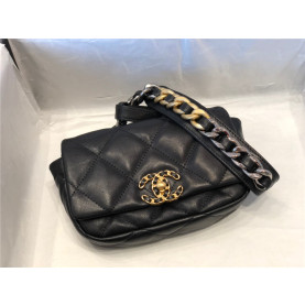 CHANEL 샤넬 19 힙색백 C31050