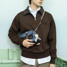 PRADA 프라다 트라이앵글 패치 스웨이트 셔츠